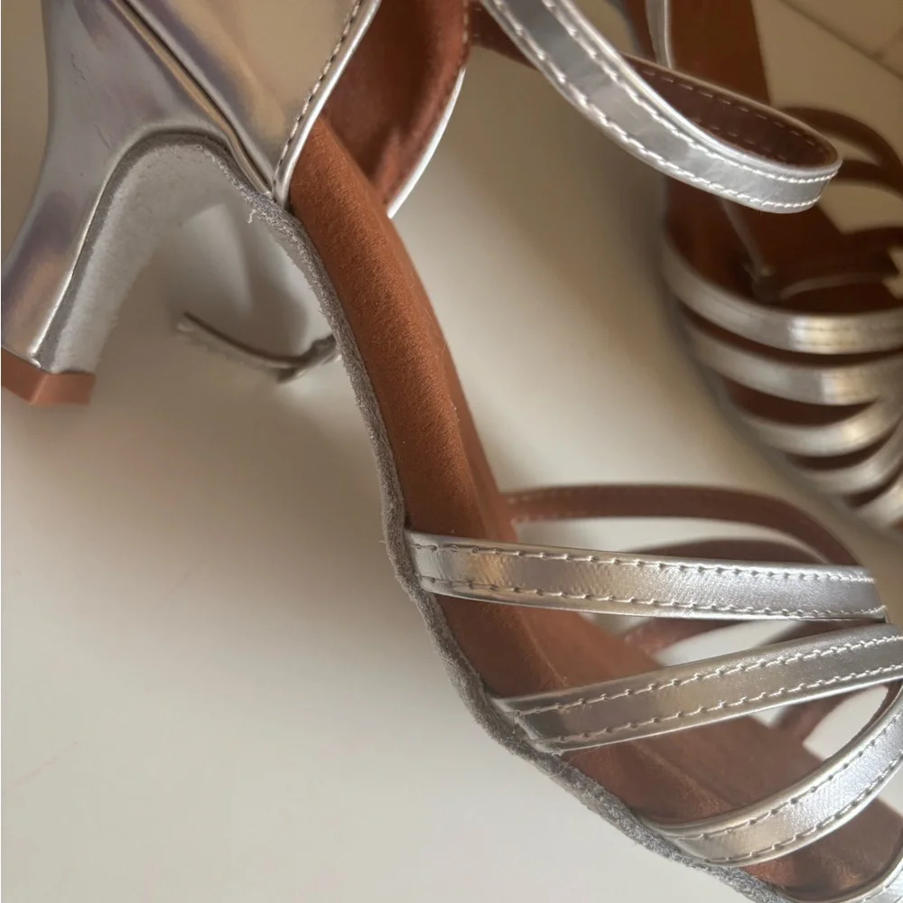 Elegant Silver Strappy Sandals - Picture 3 of 6
